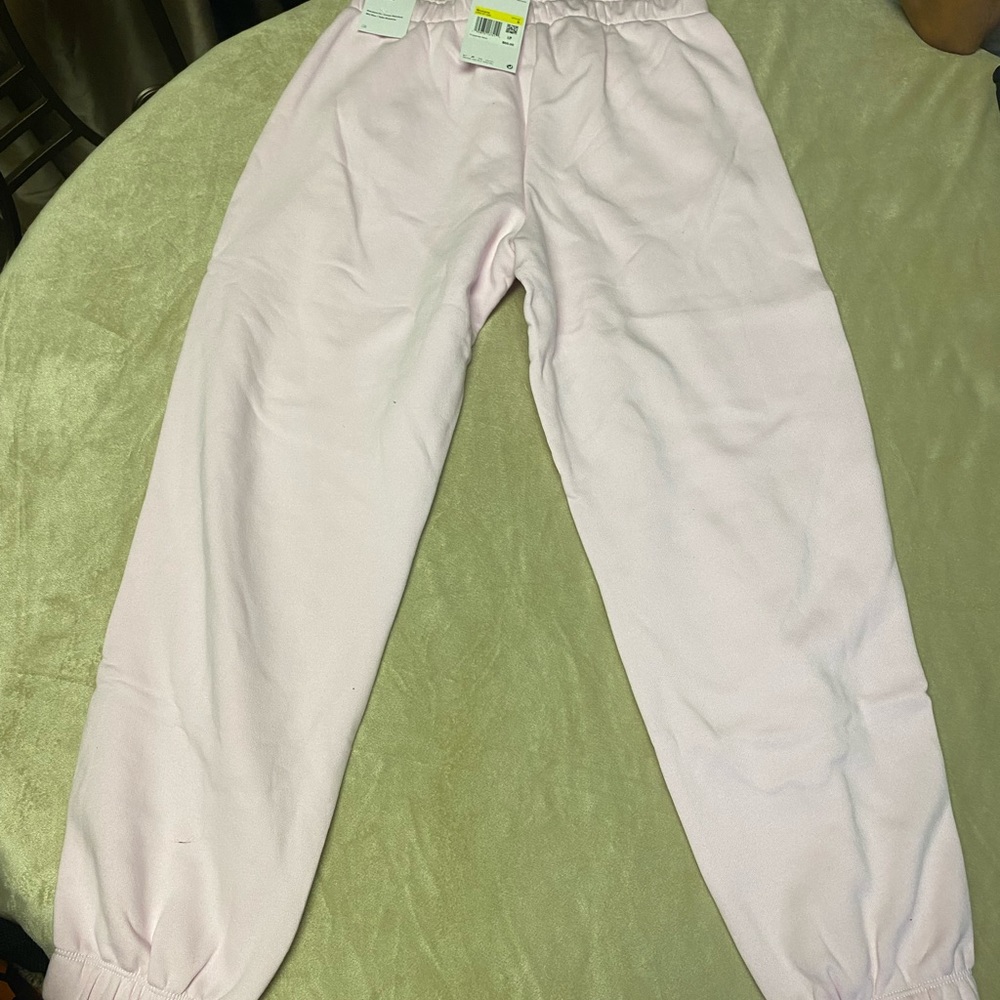 Women like sweatpants